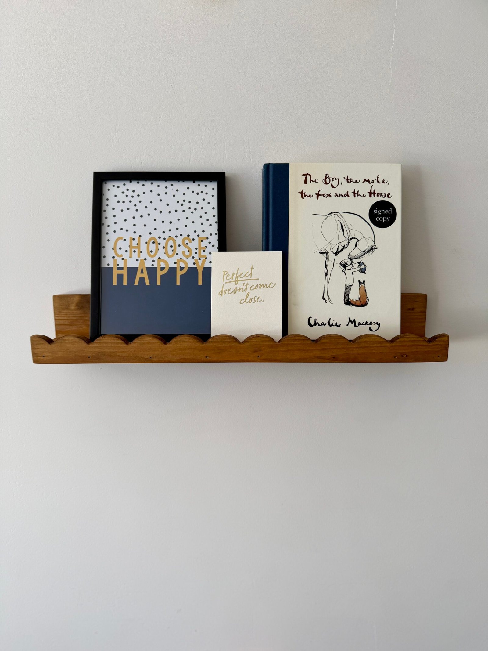 minimalist scalloped/wavy edge picture ledge